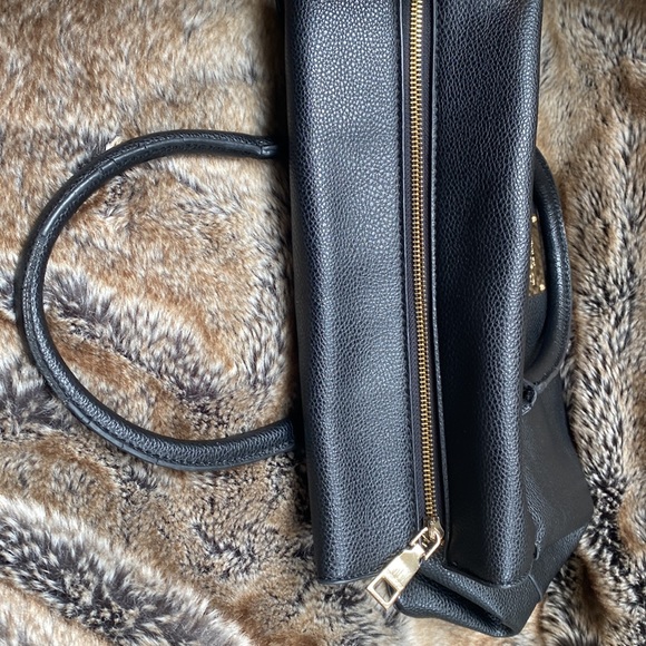 Bebe, Los Angeles bucket bag like new can be used as a Crossbody - Picture 10 of 12